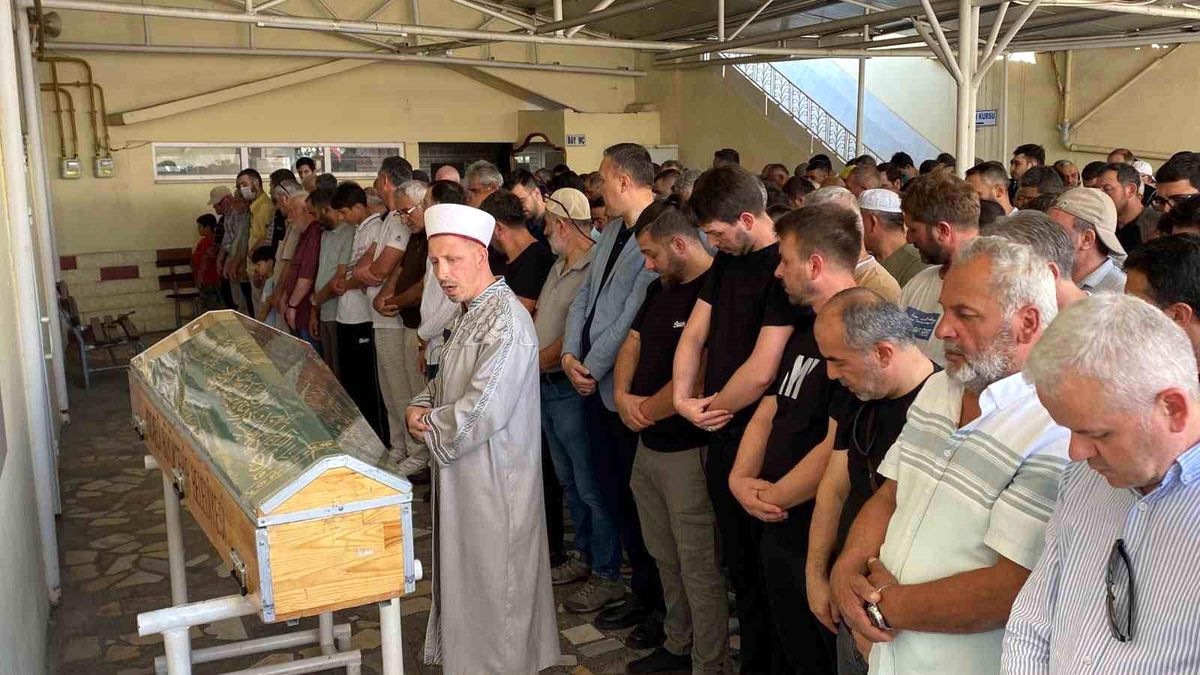 Yeğeni tarafından pala ile öldürülen adam toprağa verildi