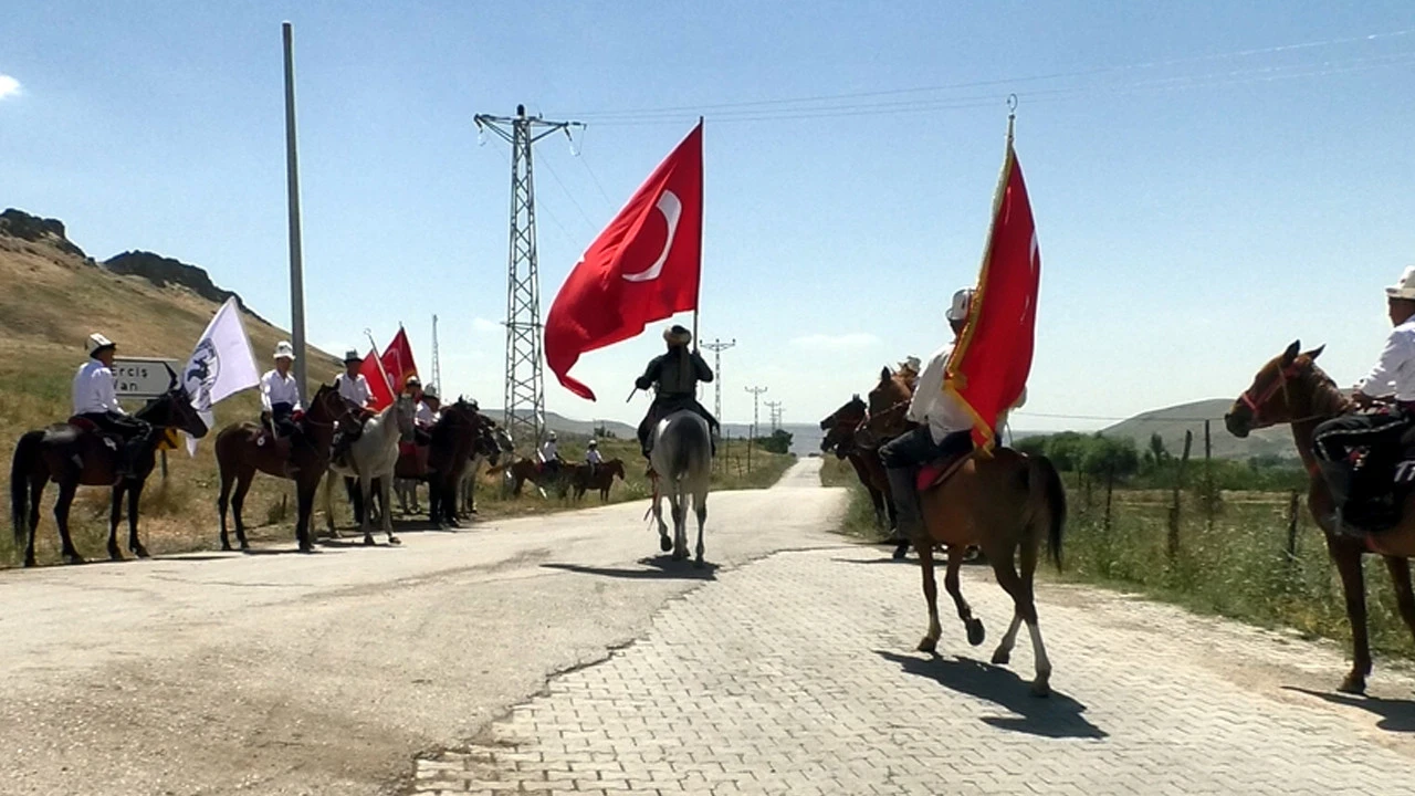 Türk Dünyasının kalbi Erciş’te attı. 35’nci yılda 35 atla karşılandı