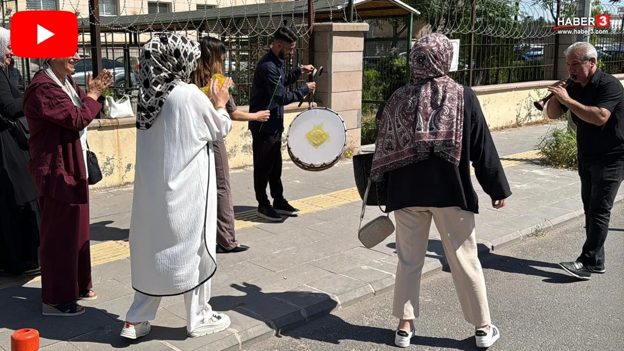 Diyarbakır'da mezar taşı kriziyle gelen boşanmada, halaylı kutlamaya bağlamalı yanıt
