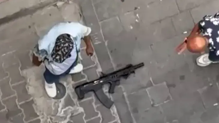 İzmir'de sokak ortasında maganda dehşeti! Kıskıvrak yakalandılar