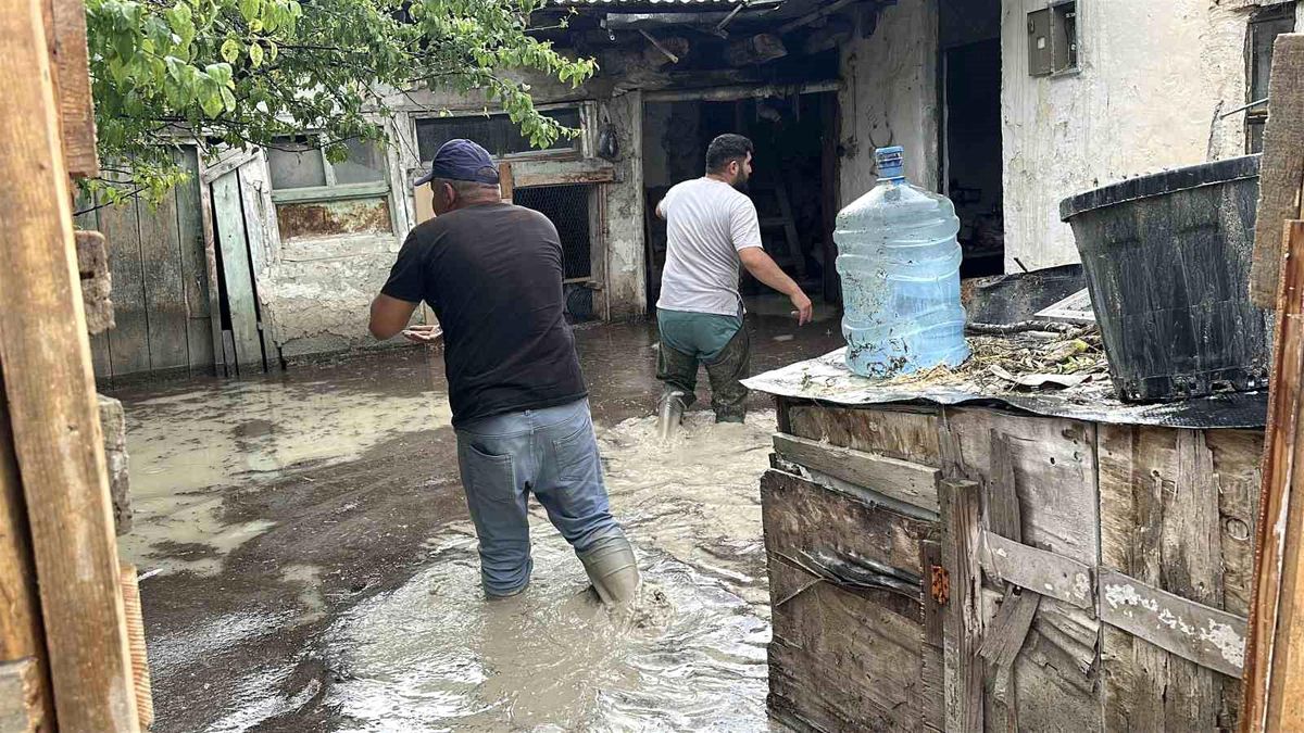 Burdur'da sağanak sonrası bazı evleri su bastı