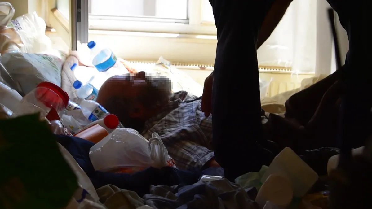Bursa'da yaşadığı çöp evde mahsur kaldı: İmdadına polisler yetişti! İlk isteği yürek burktu…