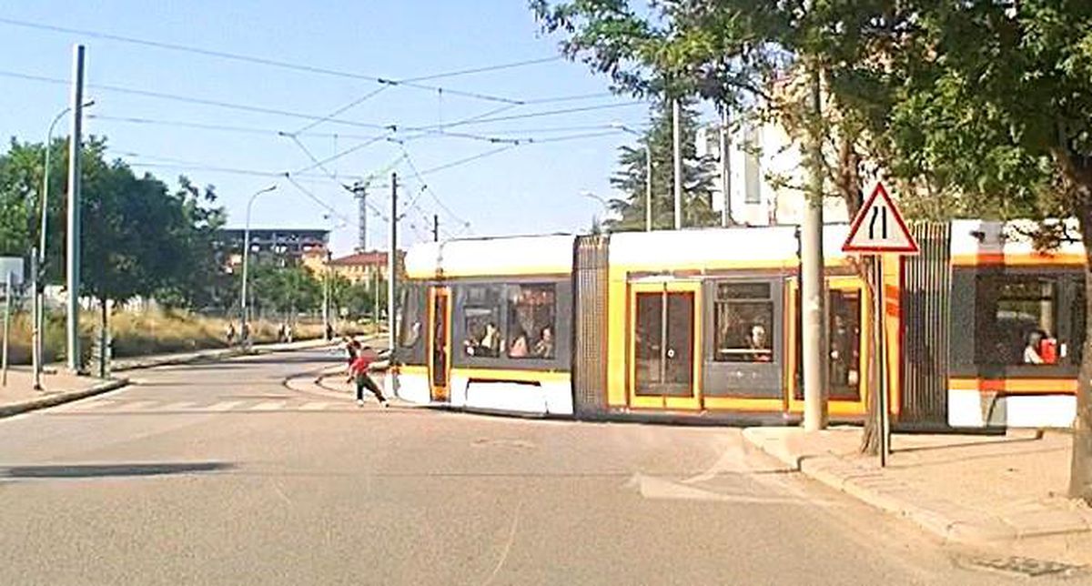Tramvaydan tutunarak paten kayan çocukların tehlikeli yolculuğu
