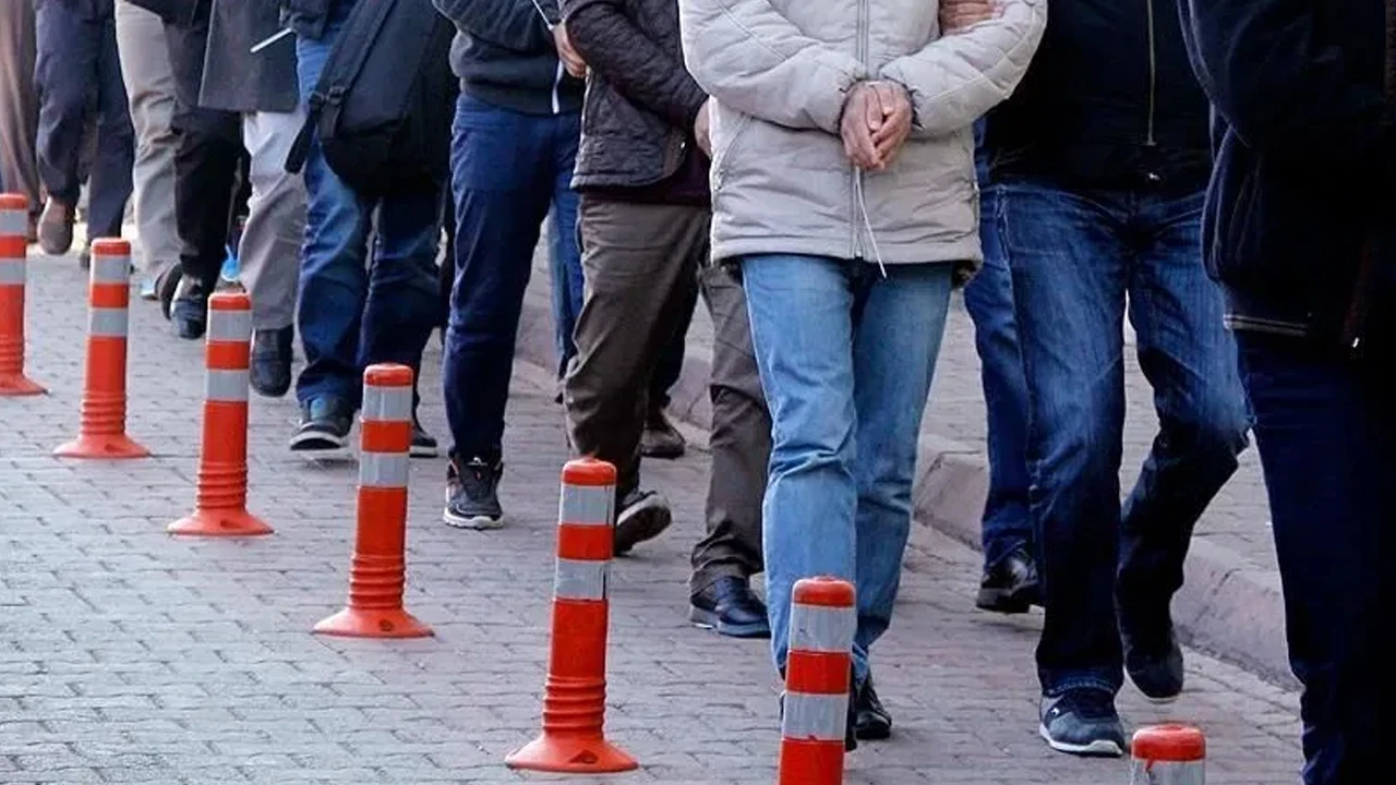 Hatay'da polisin takipi sonucu 8 kaçak göçmen yakalandı