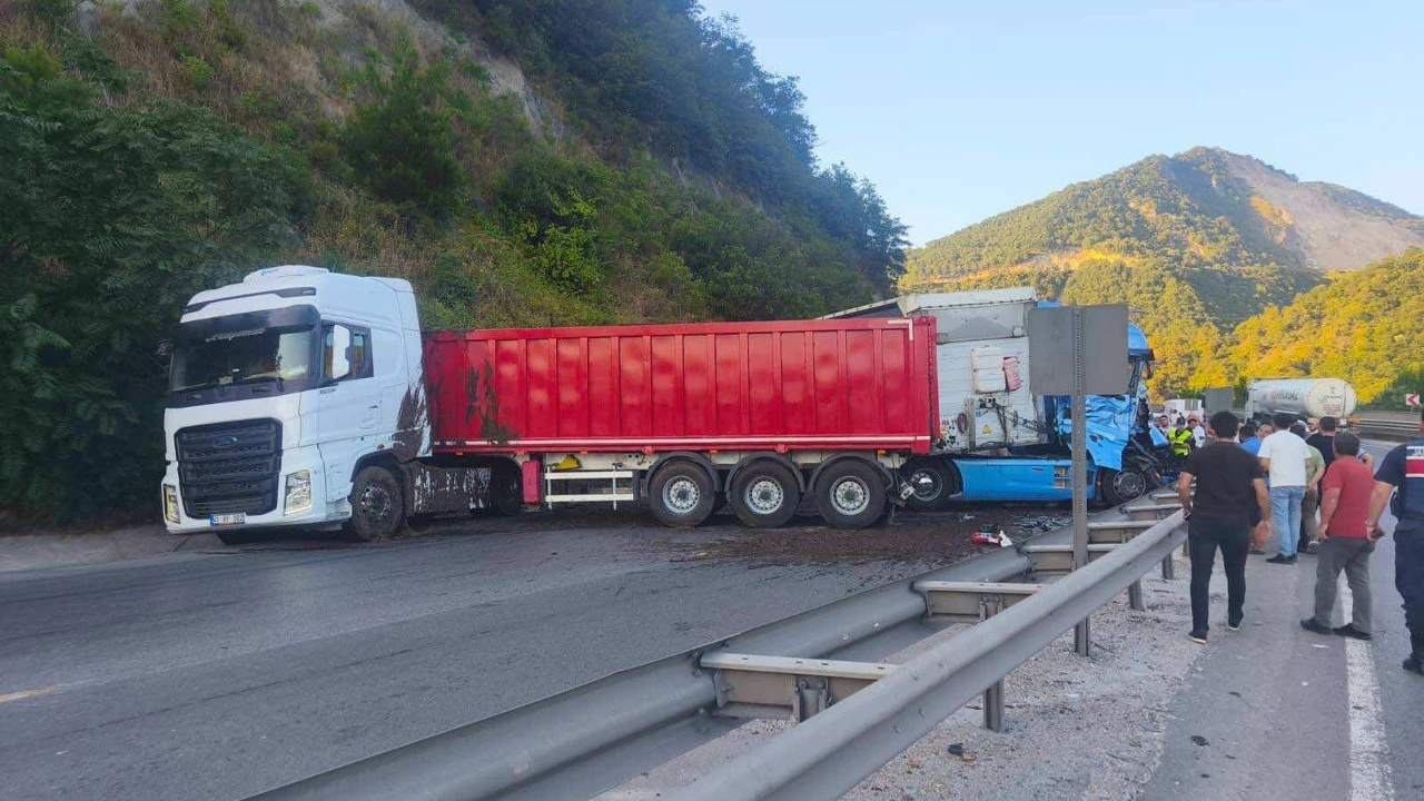 Bilecik yolunda trafiği durduran tır kazası