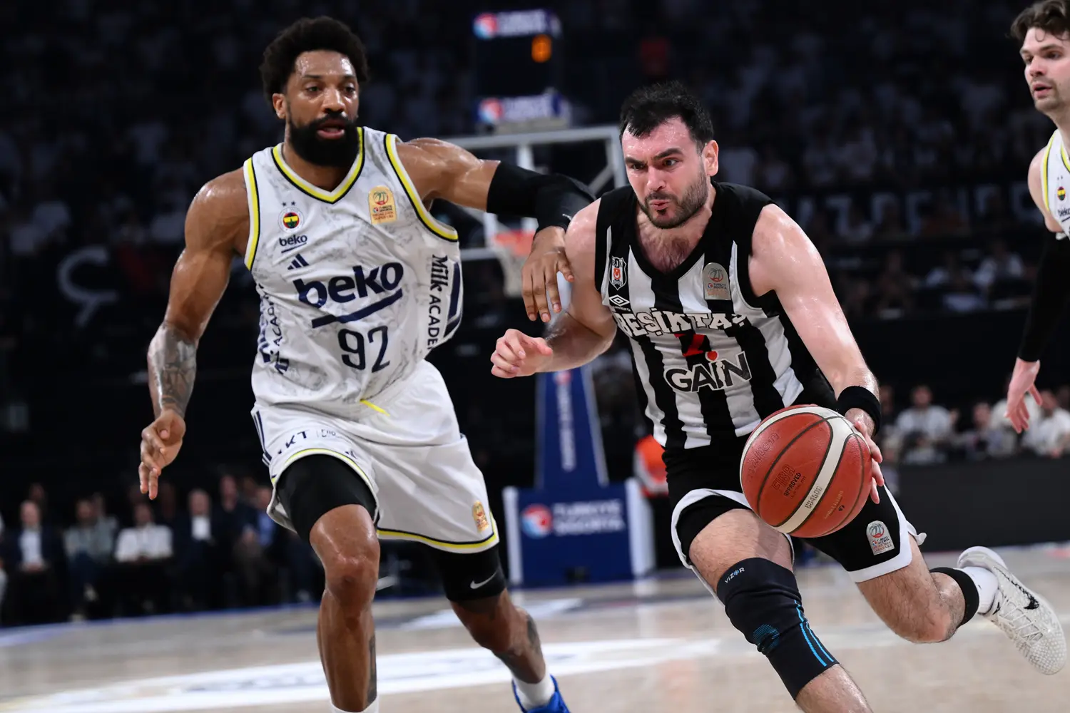 Fenerbahçe deplasmanda kazandı: Seride öne geçti!