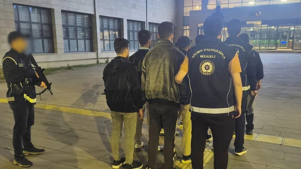 Afyonkarahisar’da göçmen kaçakçılığı operasyonu: 8 düzensiz göçmen yakalandı