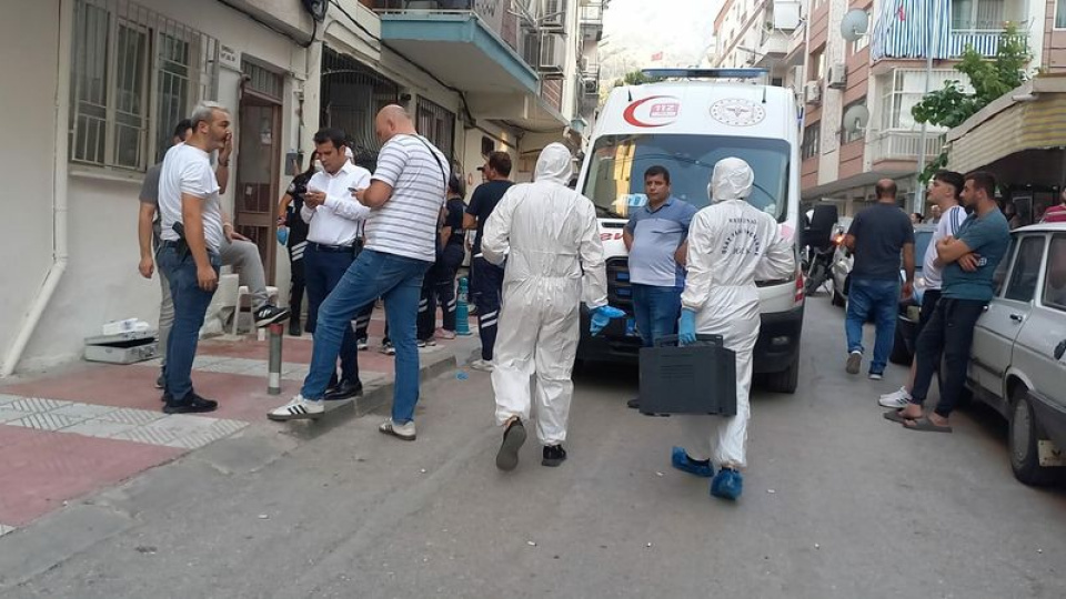 Manisa'da kötü koku gelen evde, kardeşinin cesediyle 2 gün yaşamış!