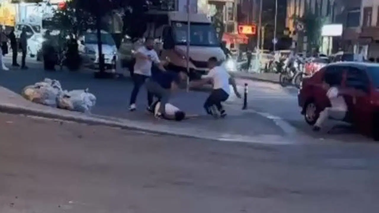 Gaziosmanpaşa'da sokak ortasında kavga: Tekme ve yumruklarla darbettiler