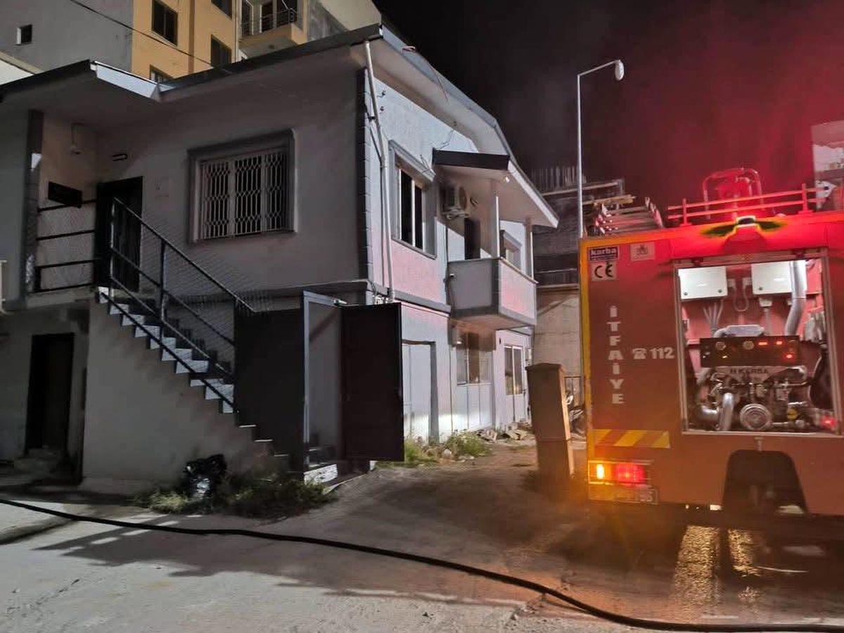 İskenderun'da iş yerinin deposunda yangın çıktı