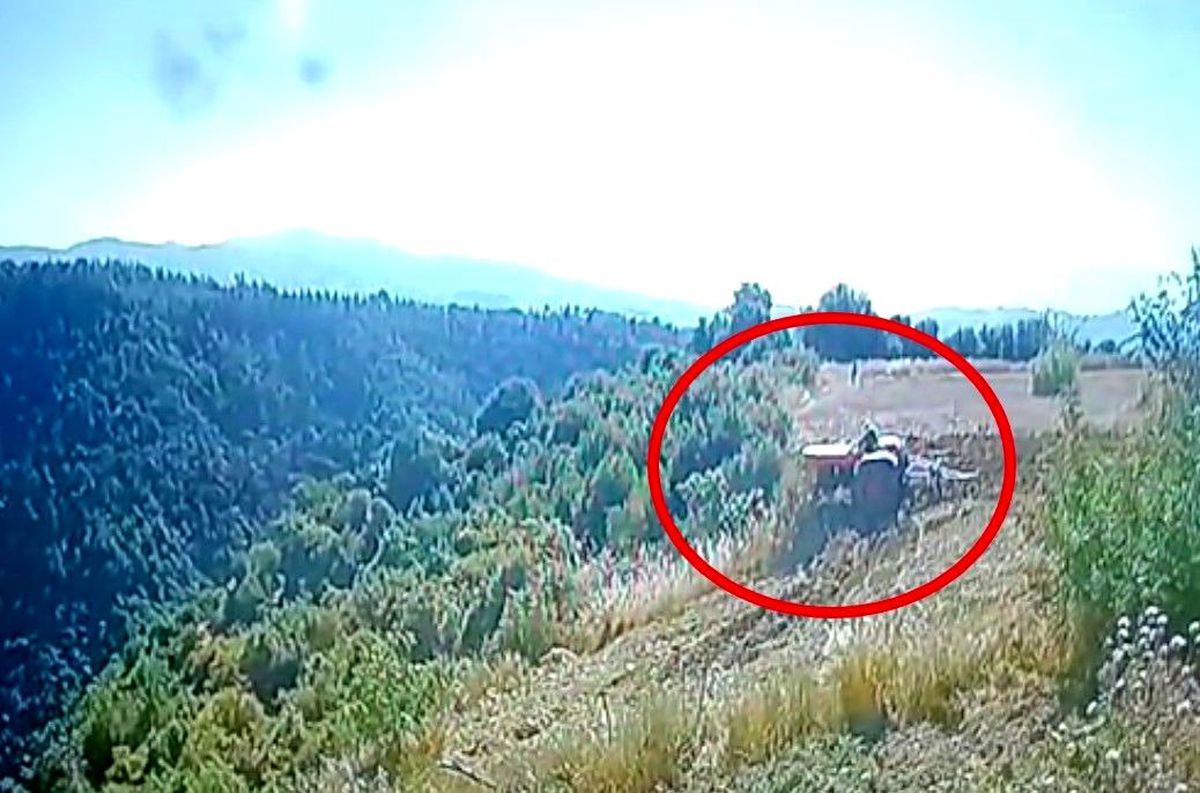Traktör altında kalan çiftçinin hayatını kaybettiği kaza anı güvenlik kamerasında