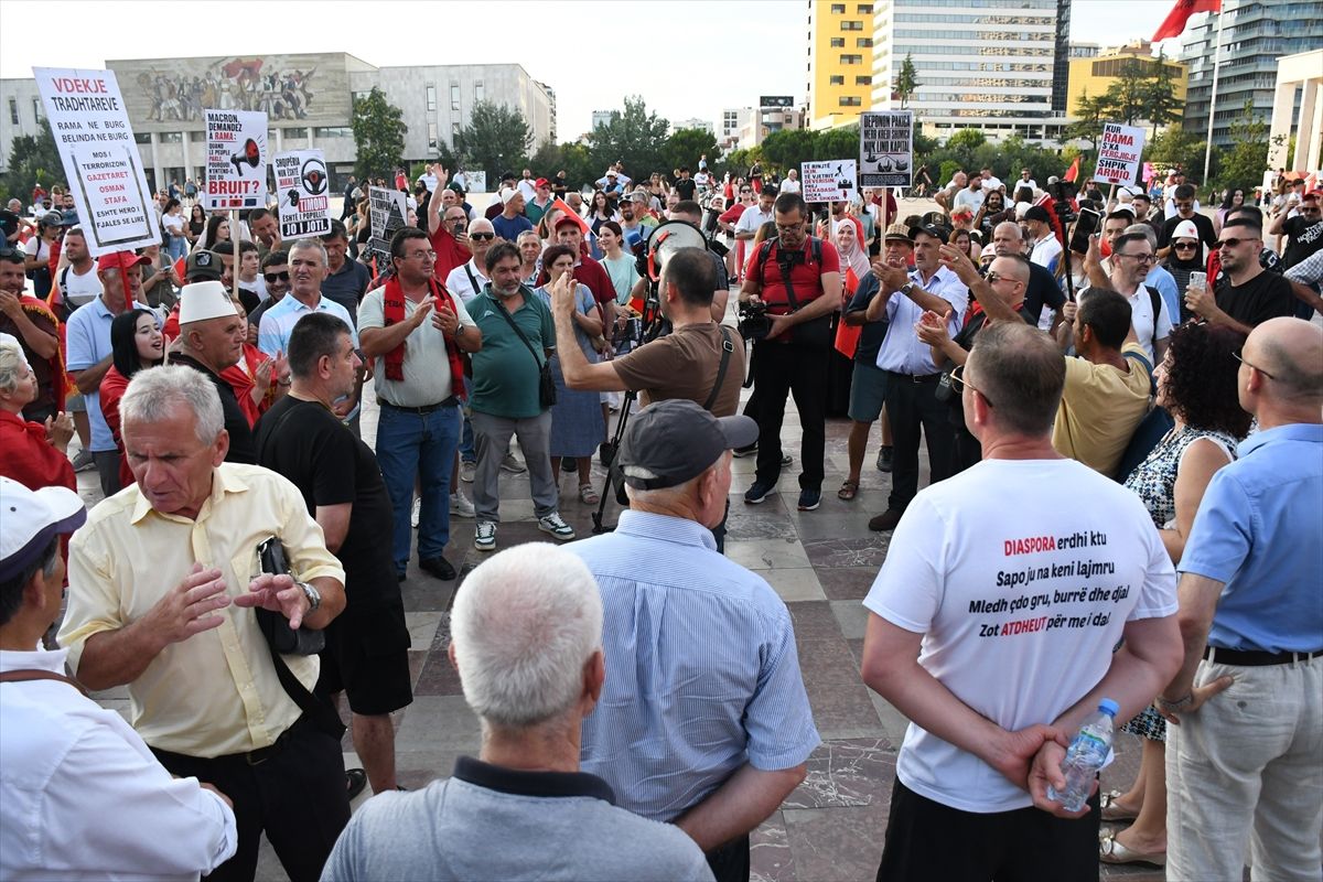 Arnavutluk'ta Zvernec'teki turizm projesine karşı gösteriler haftalardır sürüyor