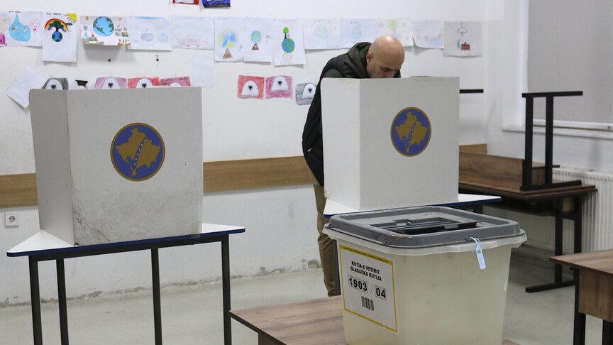 Kosova'da düzenlenen erken genel seçimlerde oy kullanma işlemi başladı