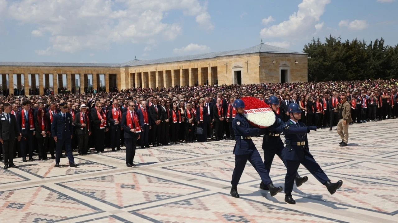 Koç Topluluğu'ndan 100'üncü yılda Anıtkabir ziyareti