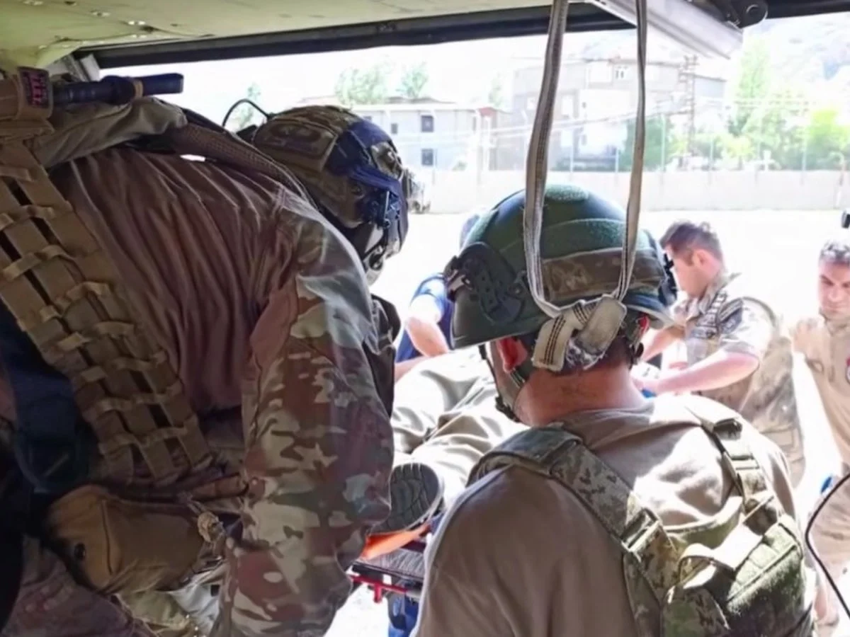 Hakkari'de sarp arazide ölen vatandaşın cenazesi, helikopter ile alındı