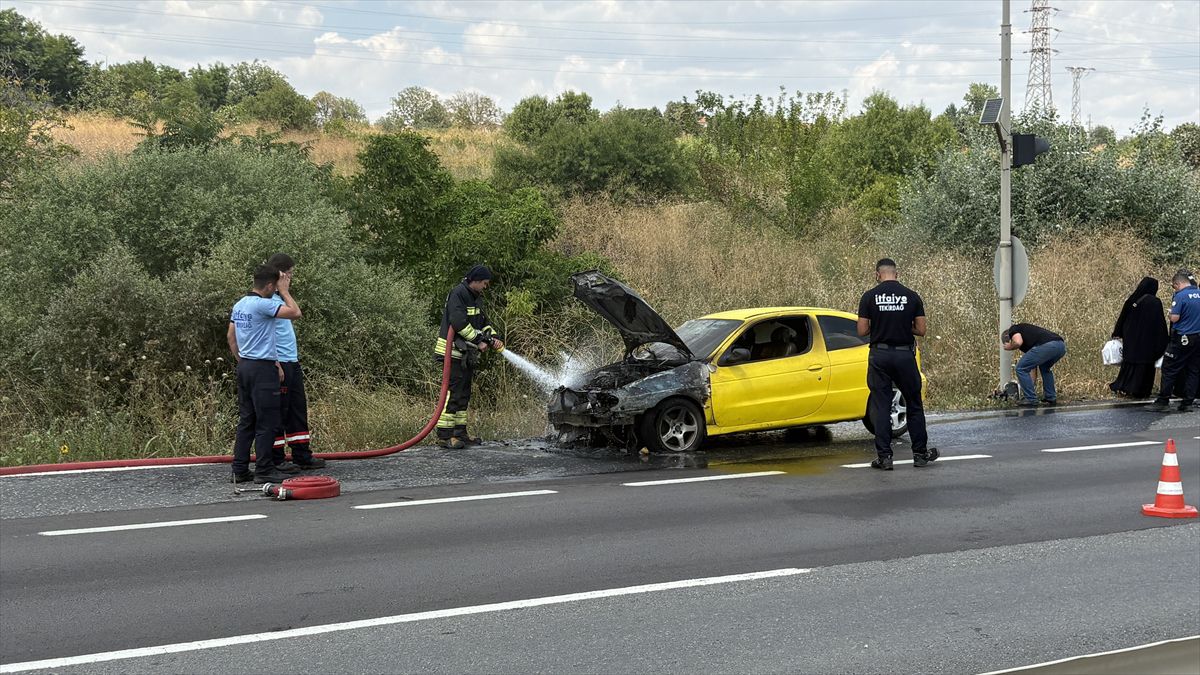 Tekirdağ'da seyir halindeki otomobil alev aldı