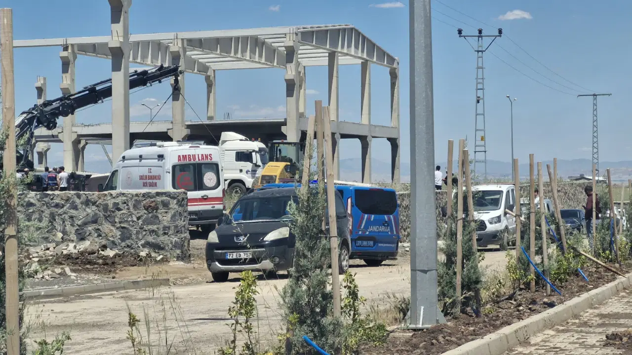 Diyarbakır'da iş cinayeti... Beton blok, işçilerin üzerine düştü: 1 ölü, 1 yaralı!