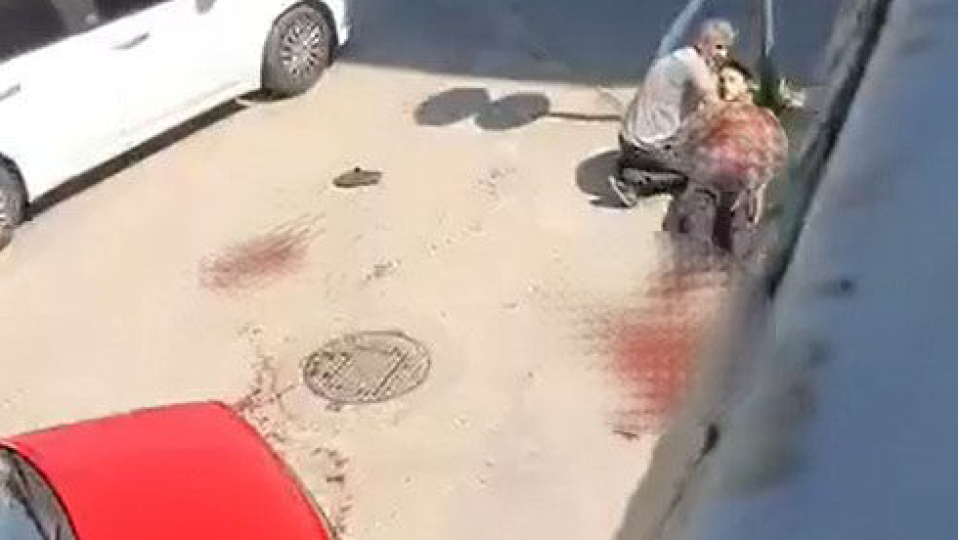 'Park yeri' kavgasında boynundan bıçaklanan baba, göğsünden yaralanan oğluna tampon yaptı