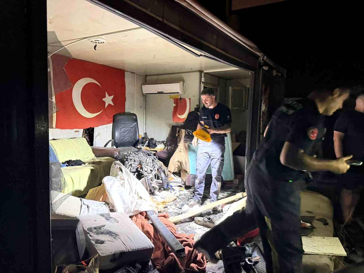 Direğe çarpan otomobilin motoru fırlayıp işçilerin kaldığı barakaya uçtu: 1 ağır yaralı