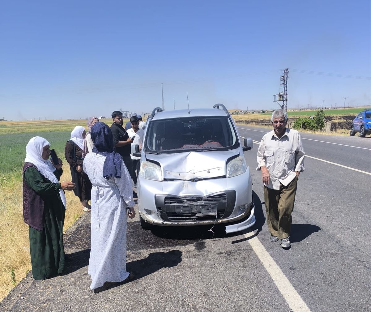 Hafif ticari araç ile motosiklet çarpıştı: 1'i bebek, 3 yaralı