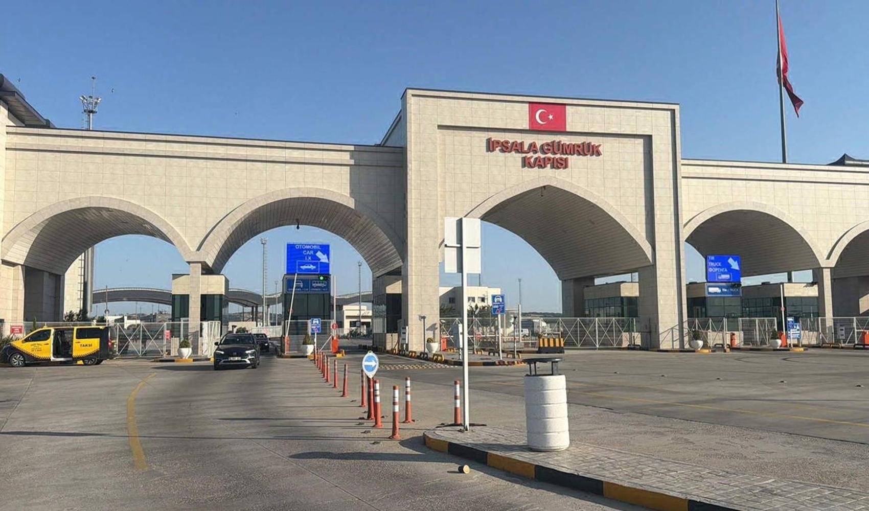 Yunanistan’a açılan sınır kapılarında geçişler gümrük memurlarının eylemi nedeniyle aksadı