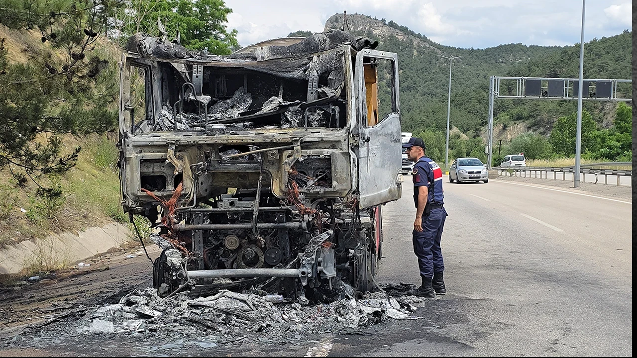 Seyir halindeki tır alev topuna döndü: Sürücü son anda kurtuldu