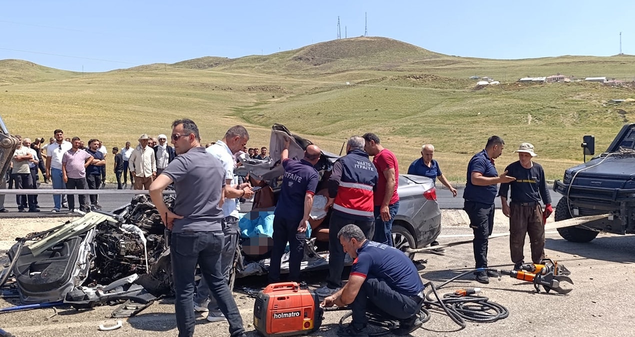 Kaza sonrası araç hurda yığınına döndü: 2 ölü, 1 yaralı