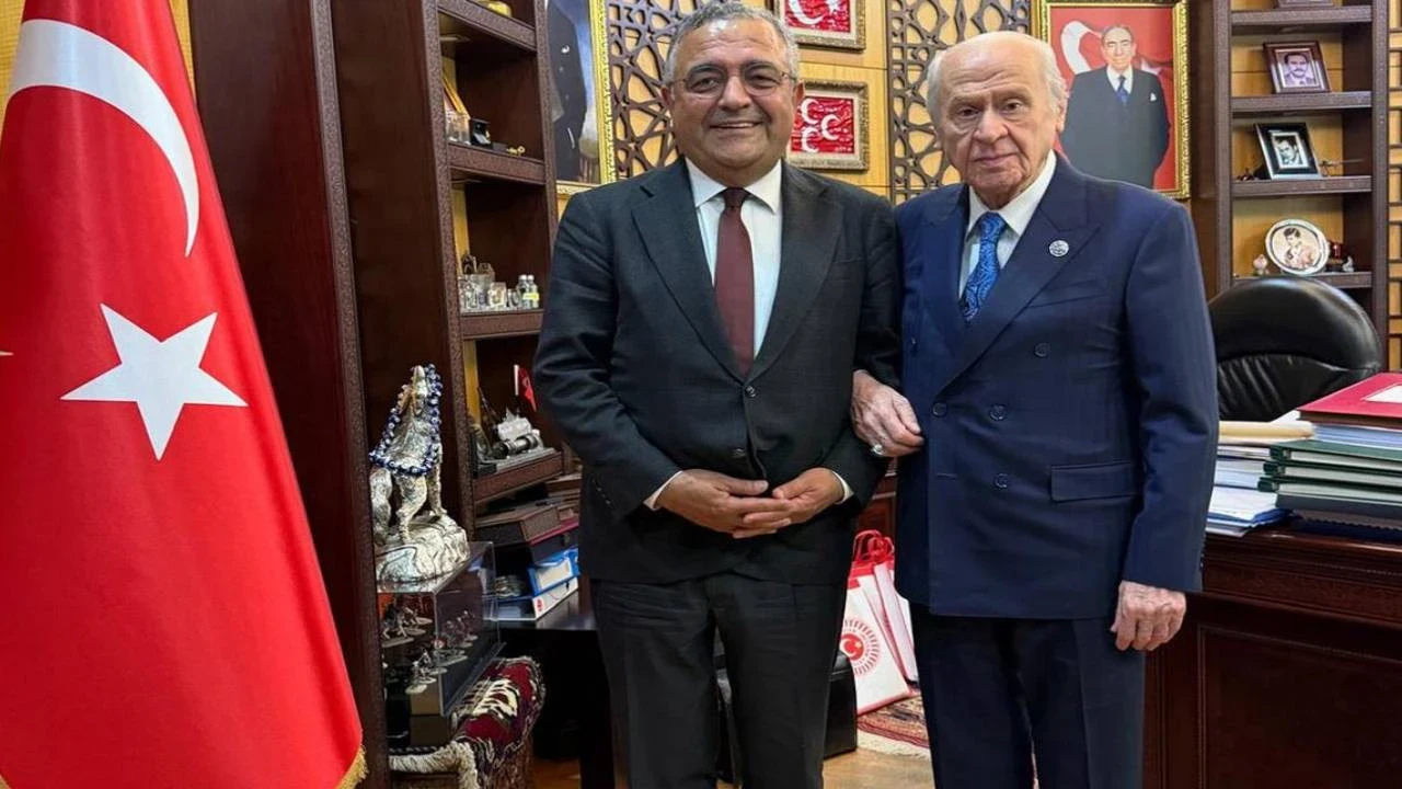 Ankara'da sürpriz ziyaret! Bahçeli'nin bu pozu çok konuşulur: CHP'li isimle kol kola
