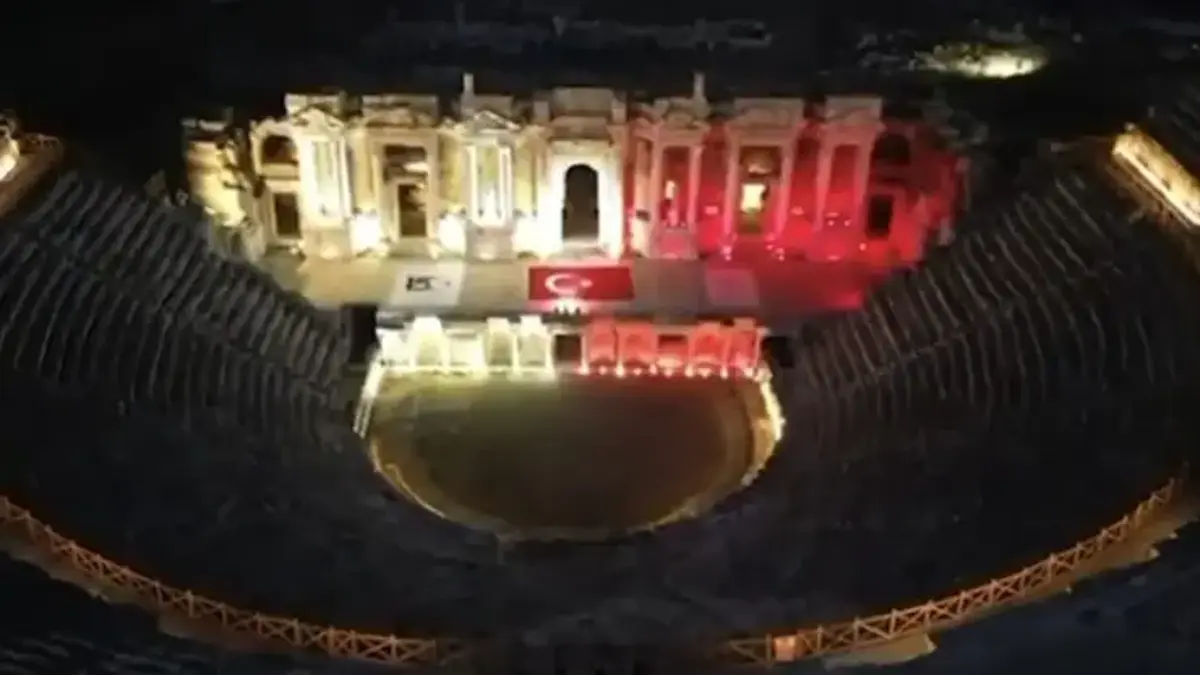 15 Temmuz'un şanlı mirası Pamukkale'de yaşatıldı! Pamukkale ve Hierapolis, ay yıldızın renkleriyle aydınlatıldı