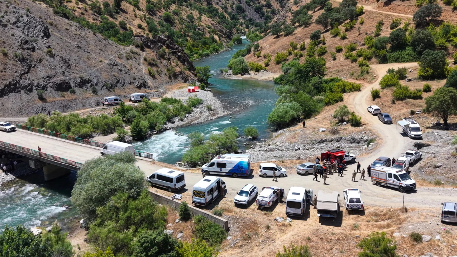 Bingöl'de çayda kaybolan genç adamı arama çalışmaları sürüyor