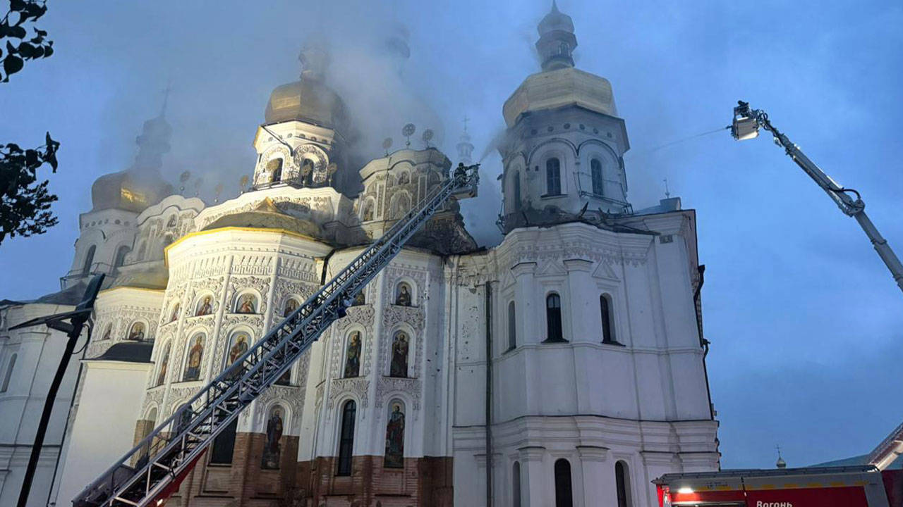 Rusya'dan Kiev'e hava saldırısı: Tarihi Dormition Katedrali yandı