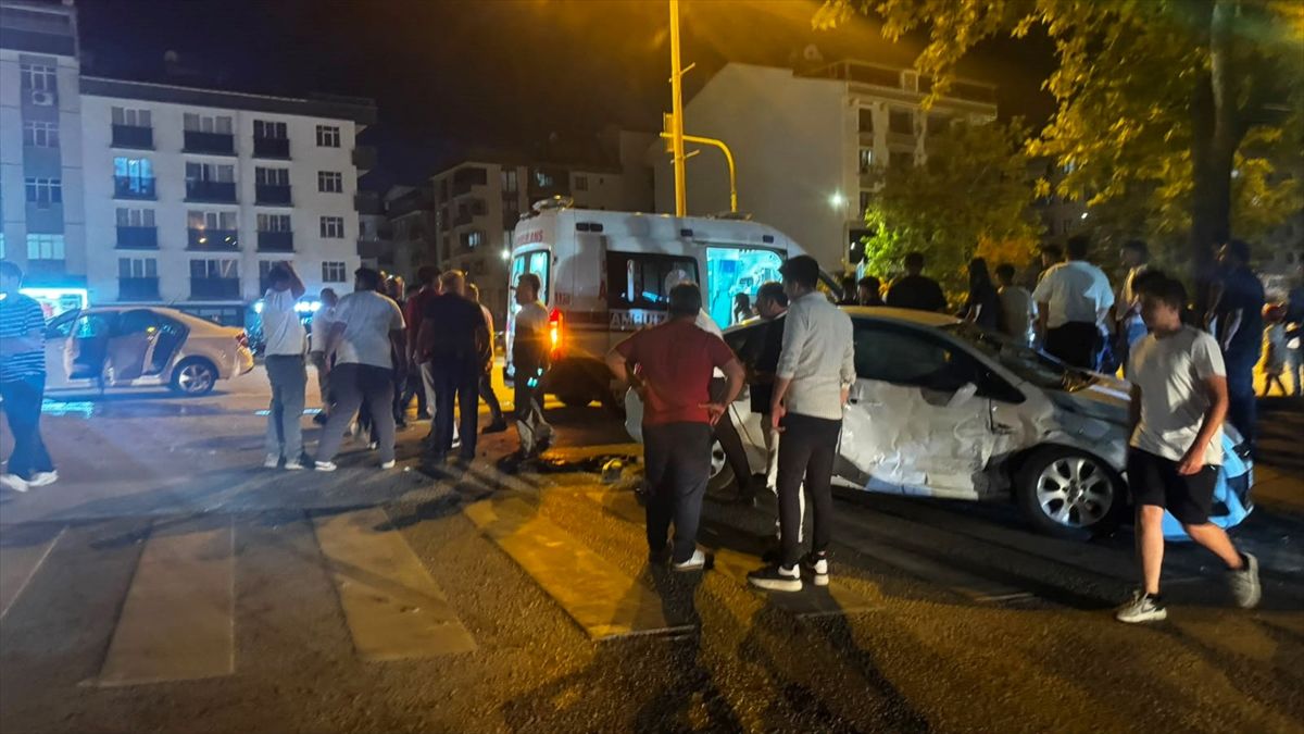 Sinop'ta iki otomobilin çarpıştığı kazada 5 kişi yaralandı