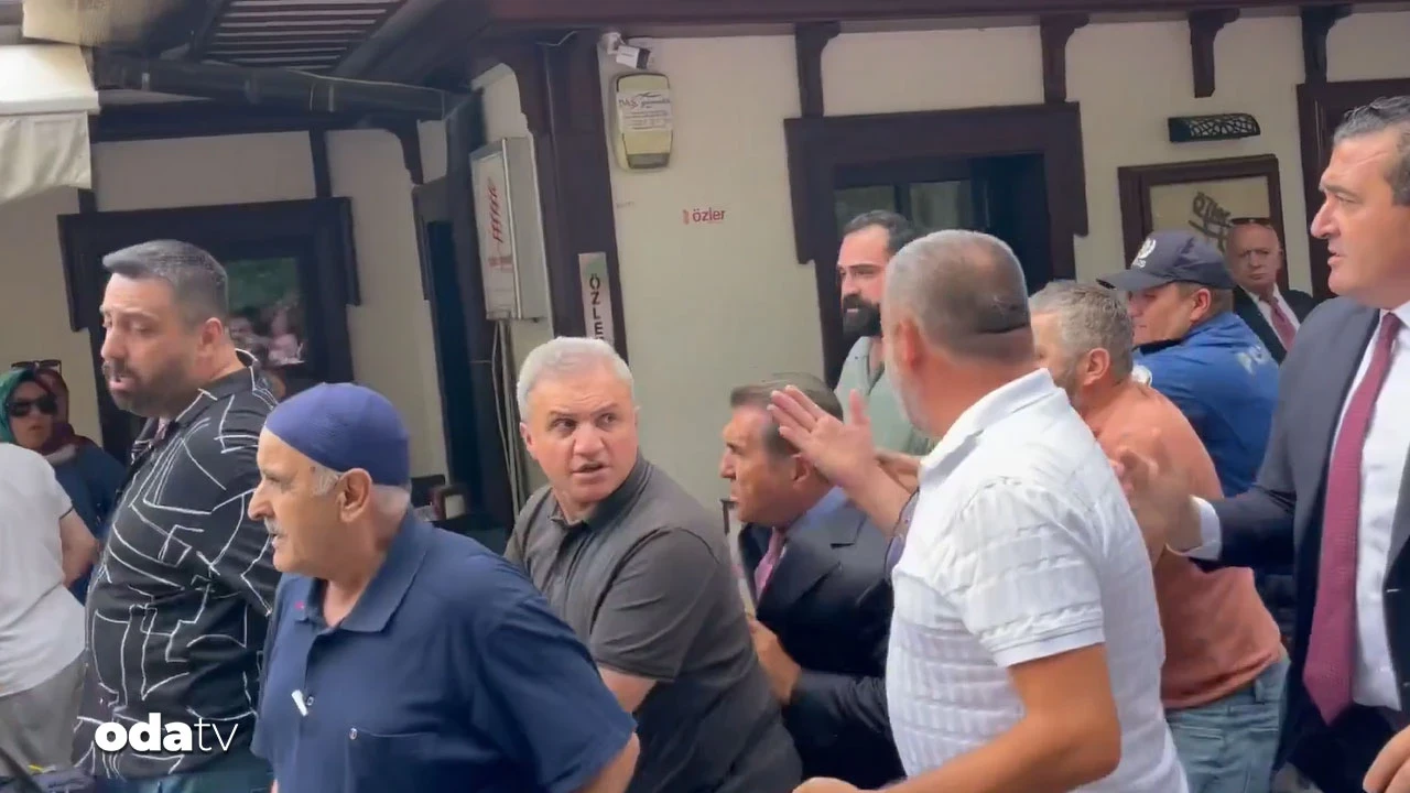 YENİ Partililer ile CHP'liler arasında arbede: Mustafa Sarıgül'den uçan tekme