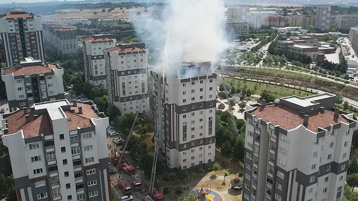 Küçükçekmece'de bir binanın çatısında çıkan yangına müdahale ediliyor