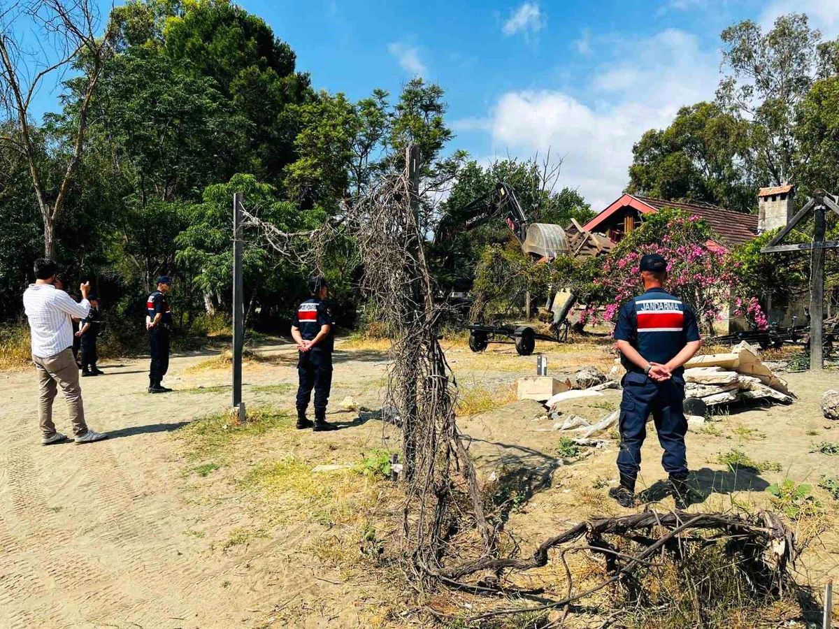 Kemer'de kaçak bungalov yapılar yıkıldı