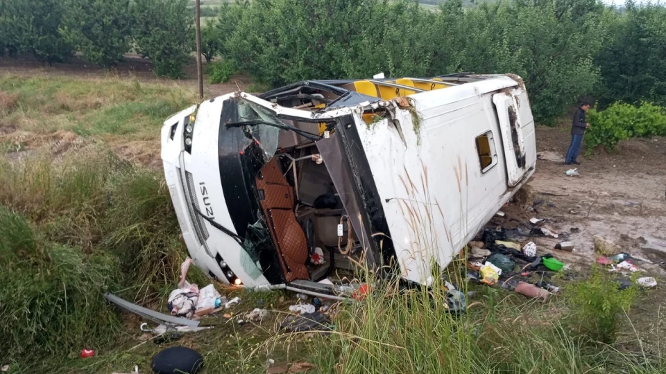 Isparta'da tur minibüsü şarampole yuvarlandı: Çok sayıda ölü ve yaralı var