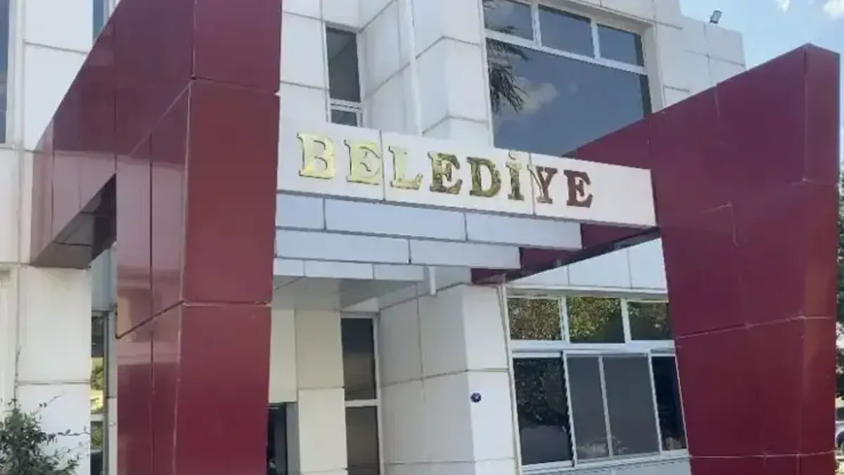 İzmir'de 2 belediye başkanı gözaltına alındı