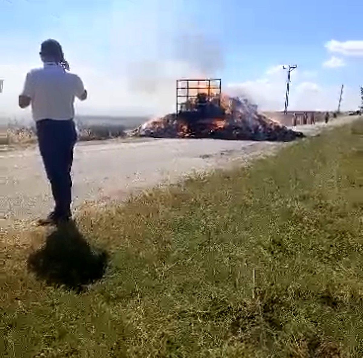 Lüleburgaz'da saman balyası yüklü römorkta yangın