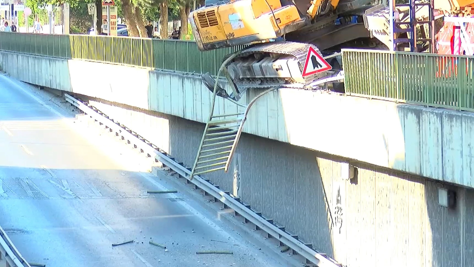 İstanbul'da devrilen kepçe trafiği felç etti