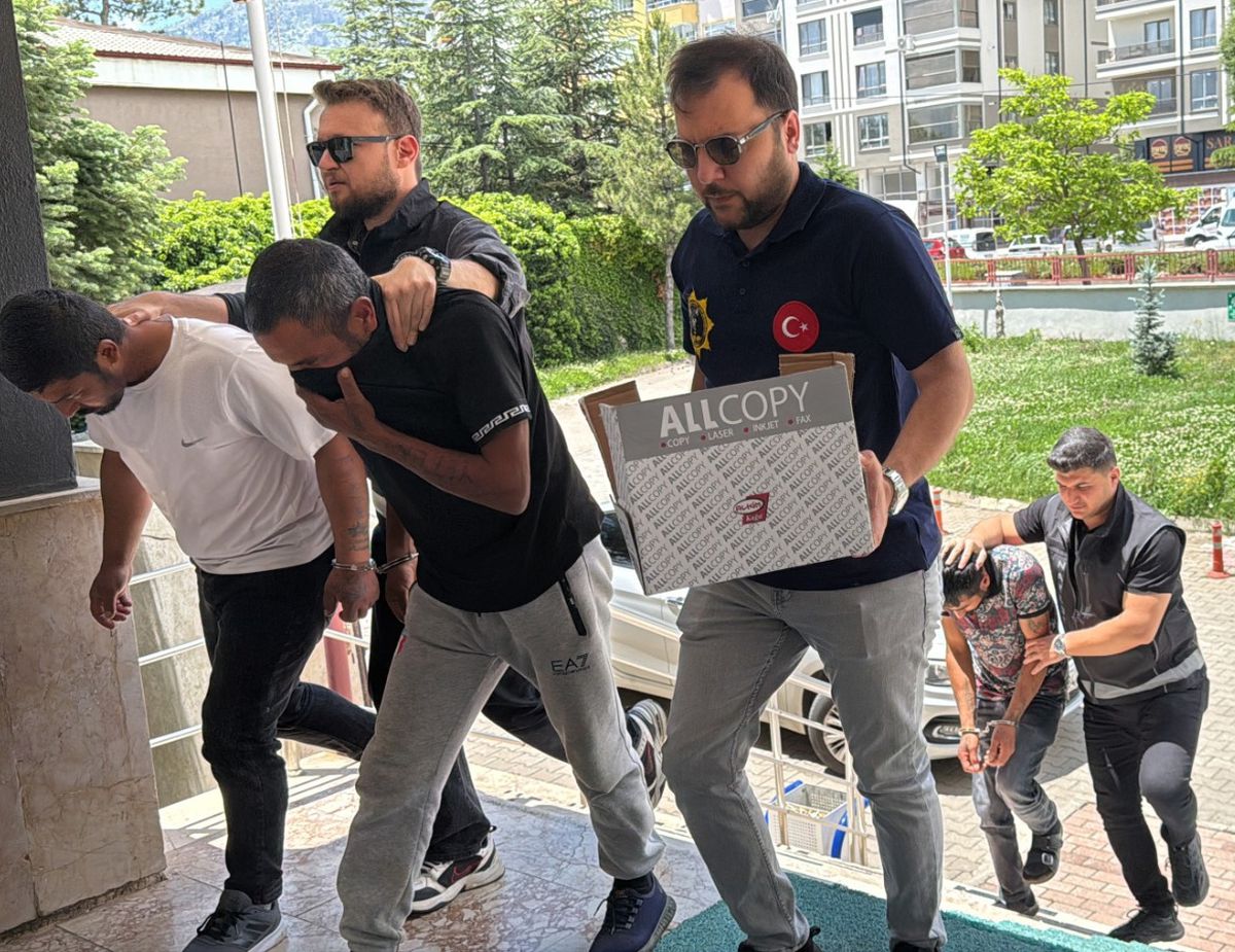 Otomobilin Vites Körüğünde Uyuşturucu Sevkiyatı Yapan 3 Kişi Gözaltına Alındı