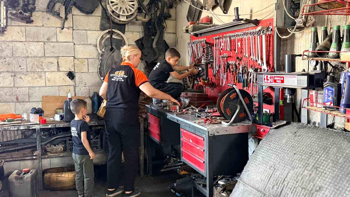 Yemek bırakmak için kocasının araç tamir atölyesine geldi, motor ustası oldu
