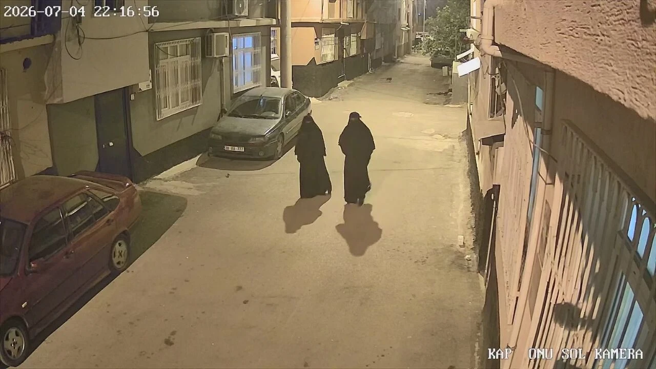 Adana’da film gibi hırsızlık! Kameradan kaçamadılar