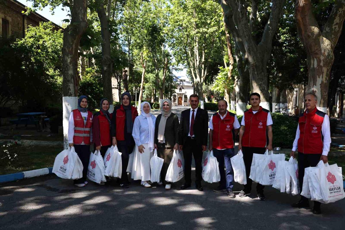 Vakıflar 1. Bölge Müdürlüğü'nden Darülaceze'ye Babalar Günü ziyareti