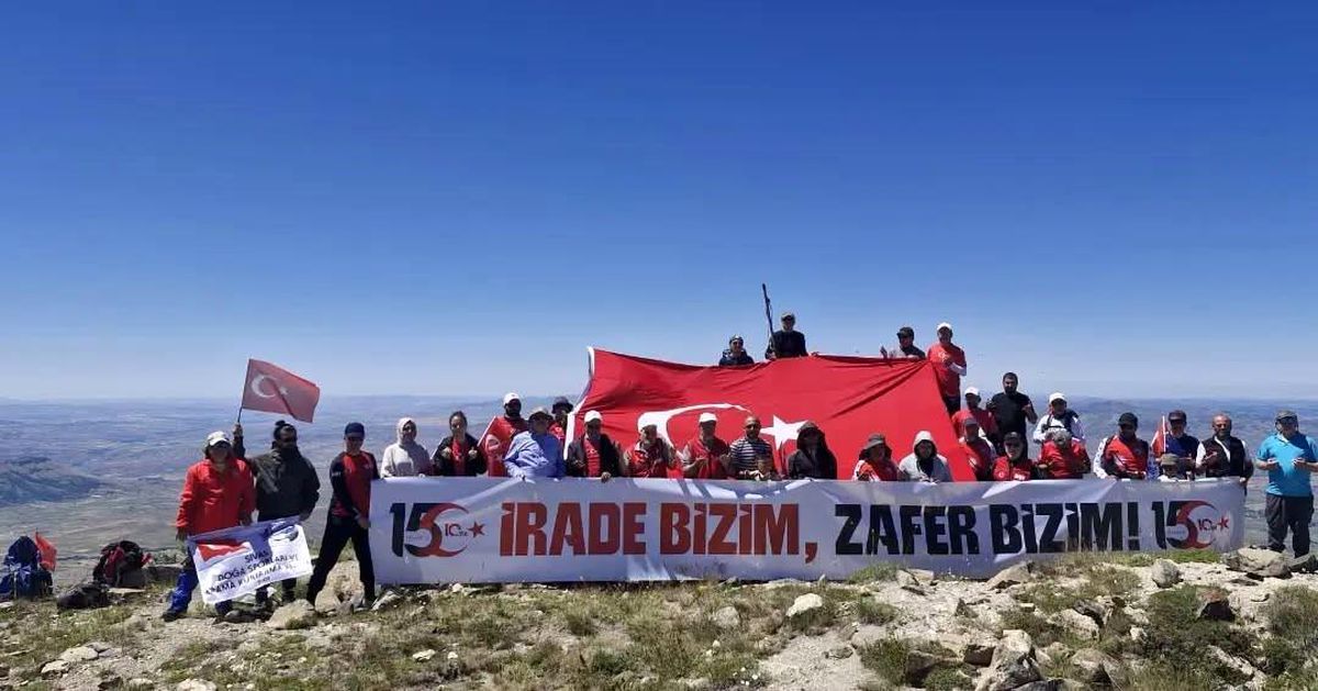 15 Temmuz için zirveye tırmandılar