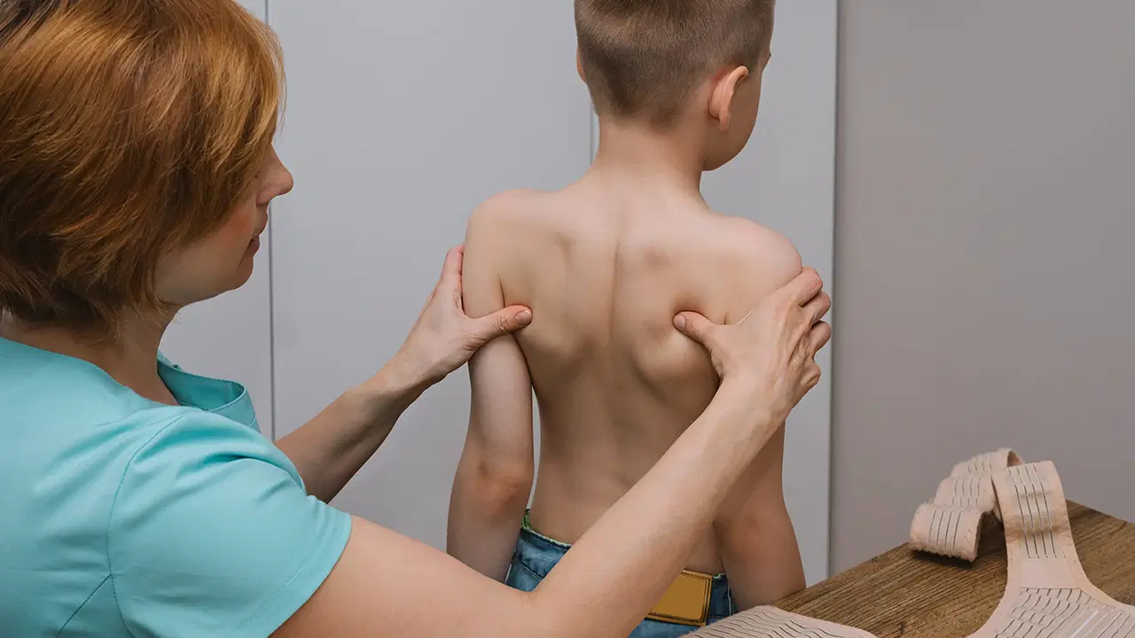 Çocuklarda skolyoz tehlikesi büyüyor: Uzmanı ekran bağımlılığına karşı uyardı!