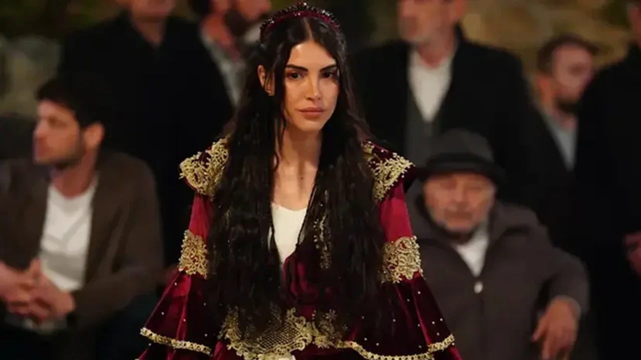 Deniz Baysal dizi sonrası saçlarını kestirdi