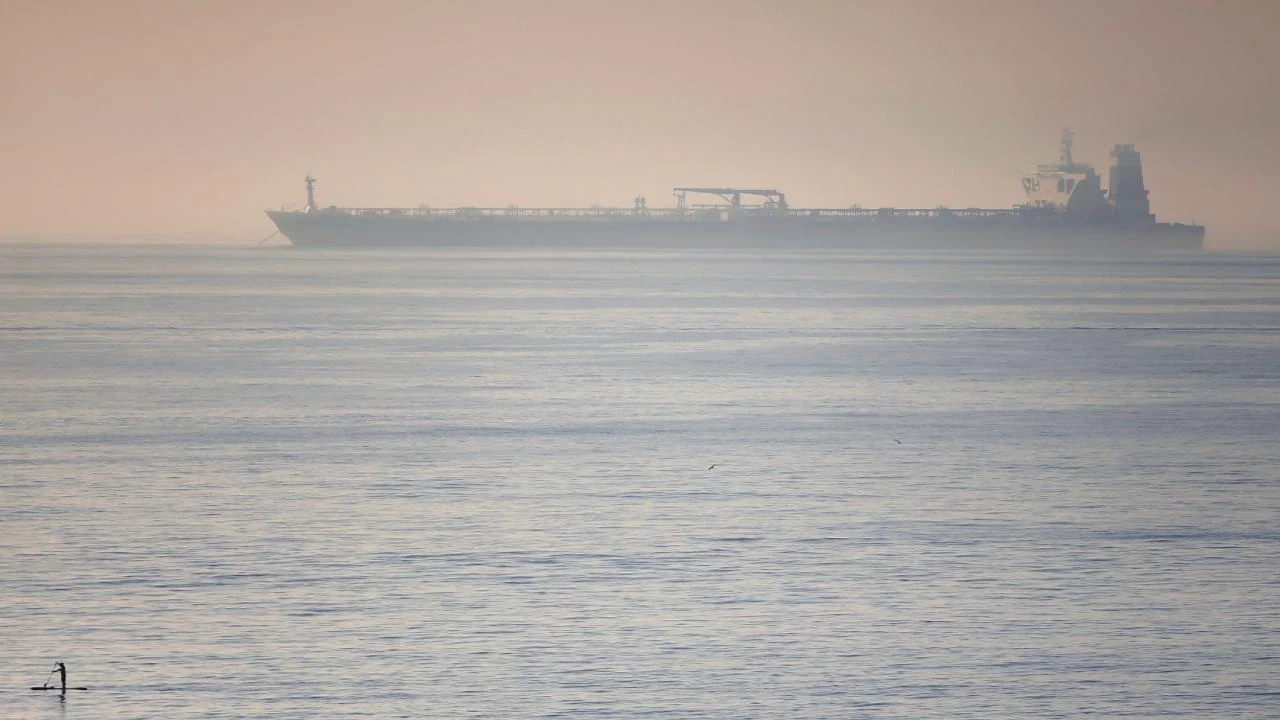 İngiltere Manş Denizi'nde Rus filosuna ait gizli tanker ele geçirdi