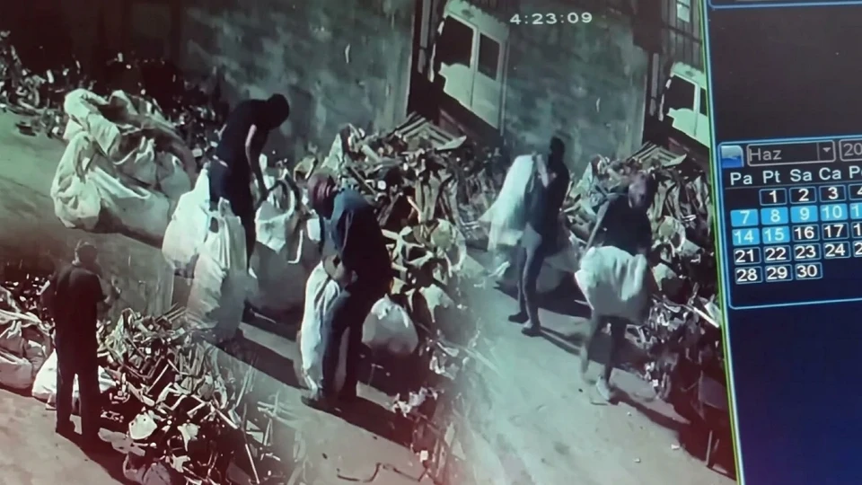 Adana'da geri dönüşüm tesisinde 250 bin liralık bakır hırsızlığı! Şüpheliler güvenlik kamerasında | ADANA YEREL HABERLERİ