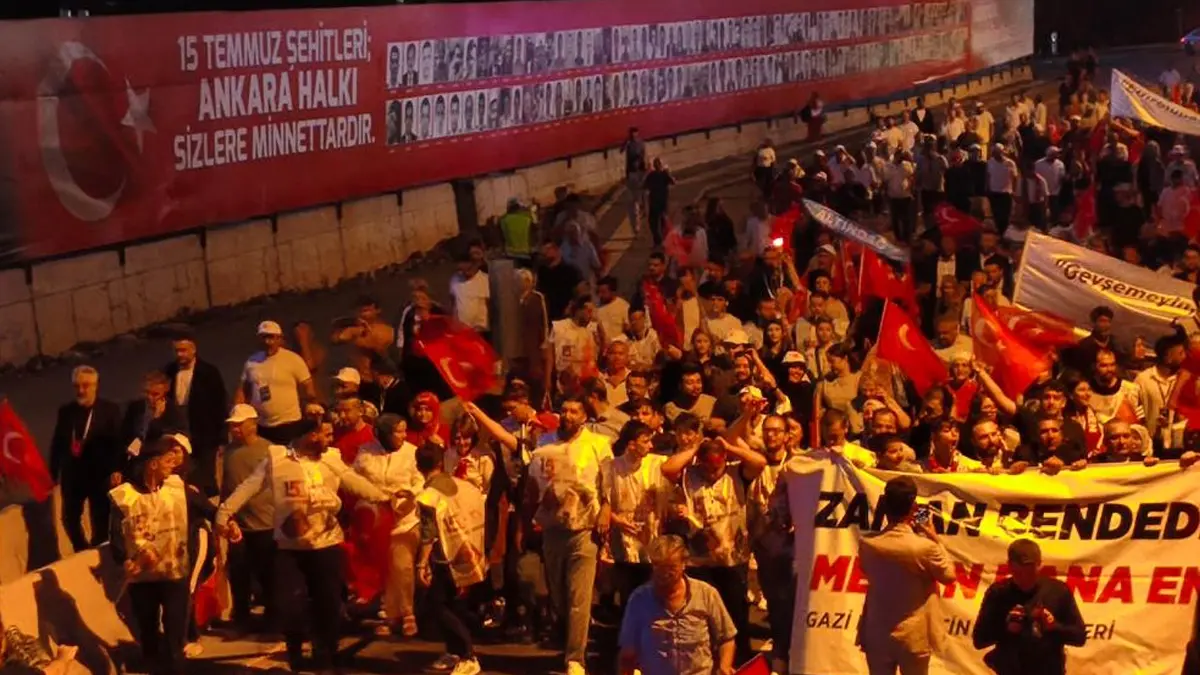 15 Temmuz'un 10. yıl dönümü! Vatandaşlar, ellerinde Türk bayraklarıyla Cumhurbaşkanlığı Külliyesi'ne yürüdü
