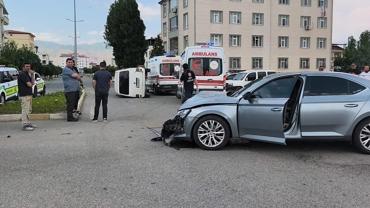 Iğdır'da otomobil ile minibüs kafa kafaya çarpıştı: Yarılar var